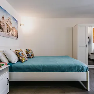 https://cozy-apartment-in-the-city-center-sicilian-mood.taorminaitalyhotels.com